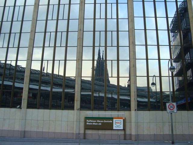 駅舎の反対側に建つビルに映る大聖堂。